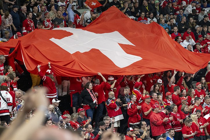 La Suisse en tant qu'arbitre mardi lors de la dernière journée du tour préliminaire © KEYSTONE/PETER SCHNEIDER