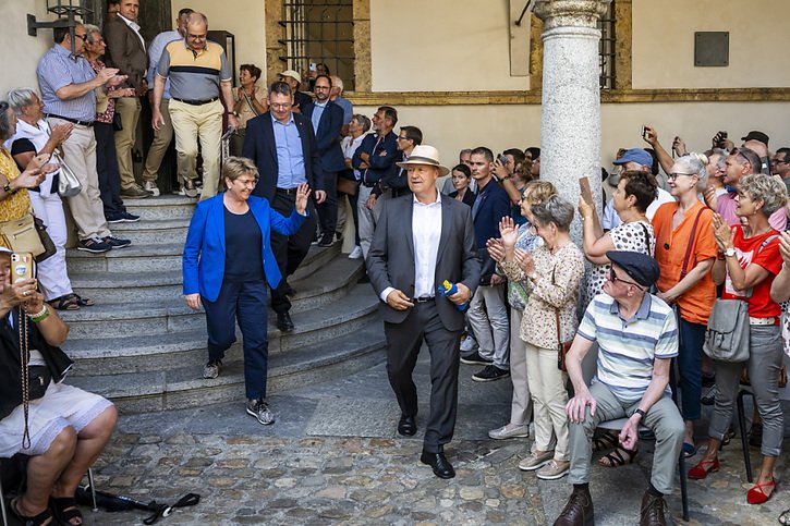 Le Conseil fédéral in corpore a été accueilli à Brigue (VS) dans l'après-midi. © KEYSTONE/JEAN-CHRISTOPHE BOTT