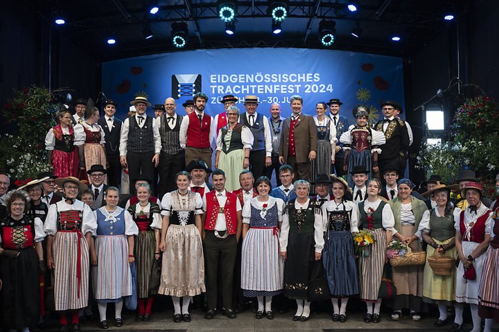 Vingt-six couples en costumes traditionnels des cantons suisses ont posé pour les photographes avant  de défiler sur la Bahnhofstrasse lors du cortège inaugural. © KEYSTONE/ENNIO LEANZA