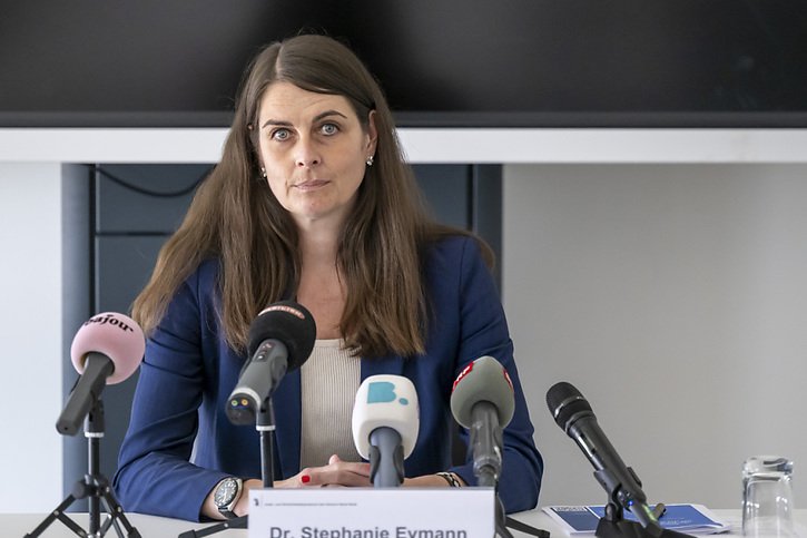 La conseillère d'Etat de Bâle-Ville Stephanie Eymann explique vendredi les mesures prises pour remettre de l'ordre au sein du corps de police. © KEYSTONE/GEORGIOS KEFALAS