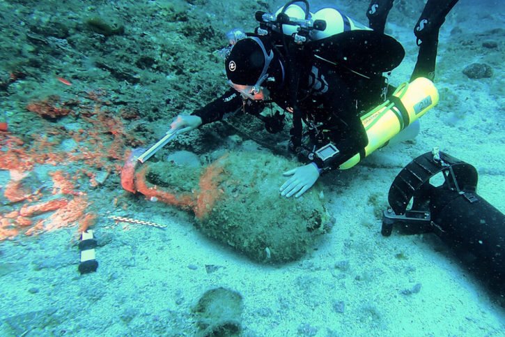 Grâce à des conditions météorologiques exceptionnellement favorables, les chercheurs suisses ont fait d'importantes découvertes cette année, dont une partie notable de la coque du bateau. © Esag