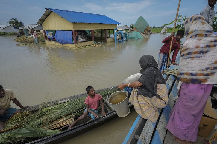 Plus de 2800 villages de l'Etat indien d'Assam sont touchés par les intempéries. © KEYSTONE/AP/Anupam Nath