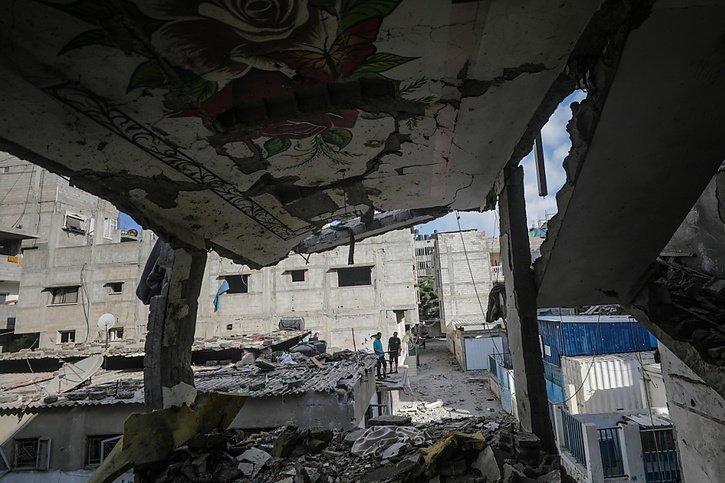 Les décombres après une frappe aérienne israélienne sur le camp de réfugiés d'Al-Nusairat dans la bande de Gaza. © KEYSTONE/EPA/MOHAMMED SABER