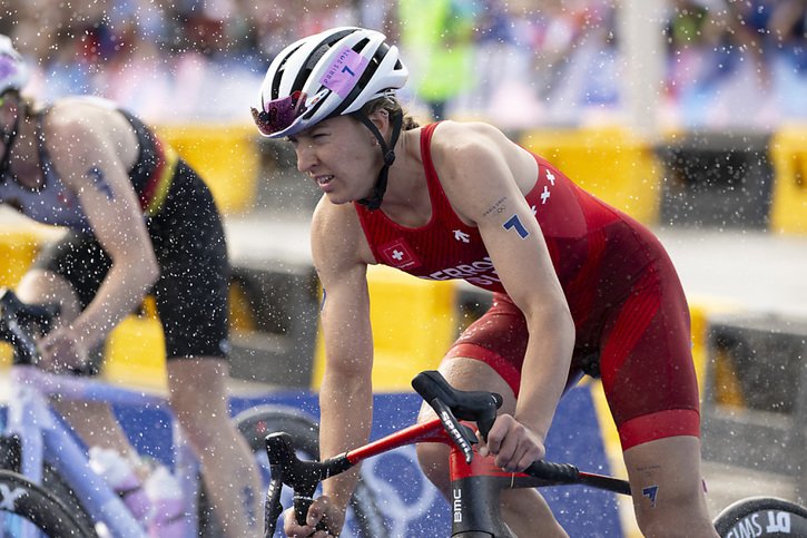 Julie Derron a pris les commandes à vélo dans ce triathlon © KEYSTONE/ANTHONY ANEX