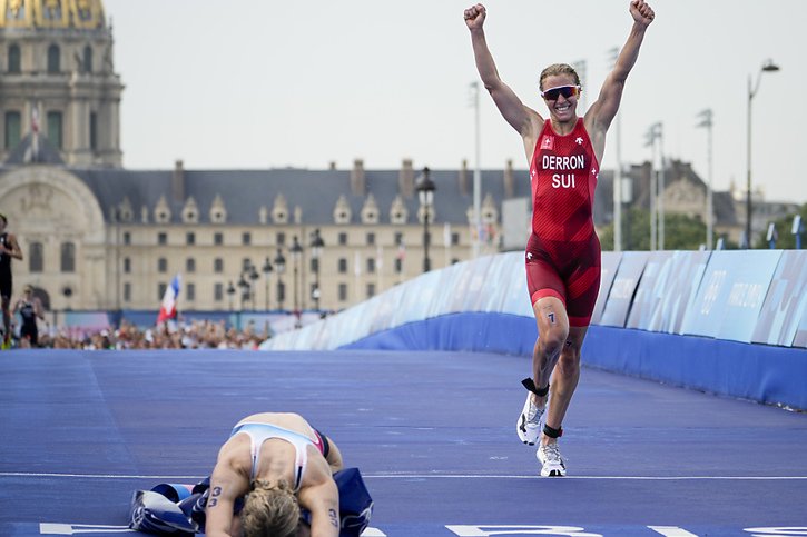 Jule Derron lève les bras au ciel, alors que Cassandre Beaugrand savoure son titre © KEYSTONE/AP/David Goldman