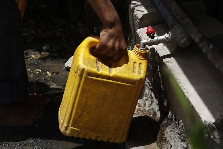 Plus de la moitié de la population mondiale ne dispose pas d'un approvisionnement sûr en eau potable (archives). © Keystone/EPA/YAHYA ARHAB