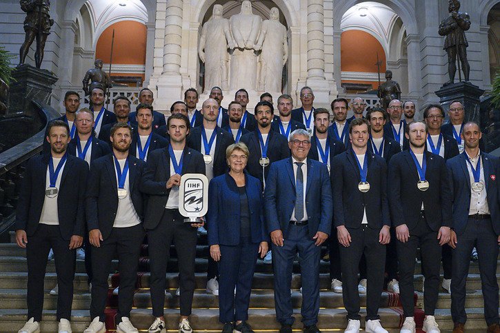 Viola Amherd et Eric Nussbaumer avec les hockeyeurs suisses © KEYSTONE/PETER SCHNEIDER