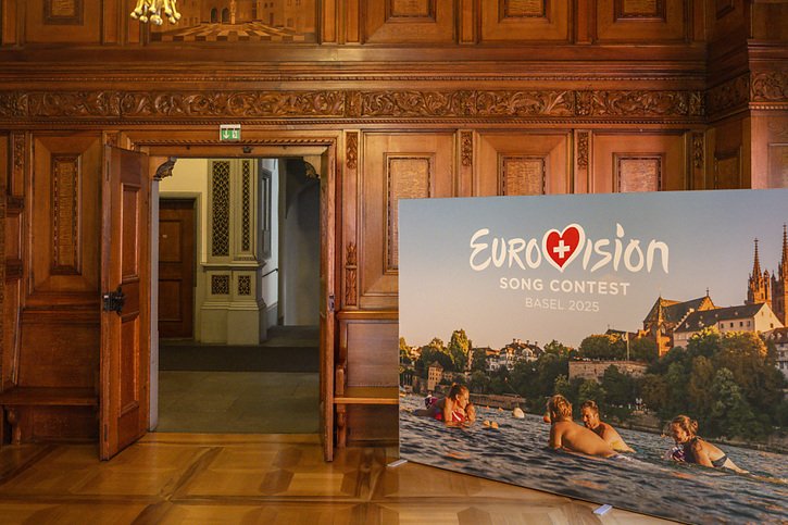 Seuls quatre députés bâlois sur les 95 présents ont rejeté le crédit de 35 millions de francs pour l'organisation du Concours Eurovision 2025. Quatre se sont abstenus. © KEYSTONE/GEORGIOS KEFALAS