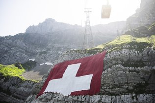 Le plus grand drapeau suisse du monde déployé au Säntis